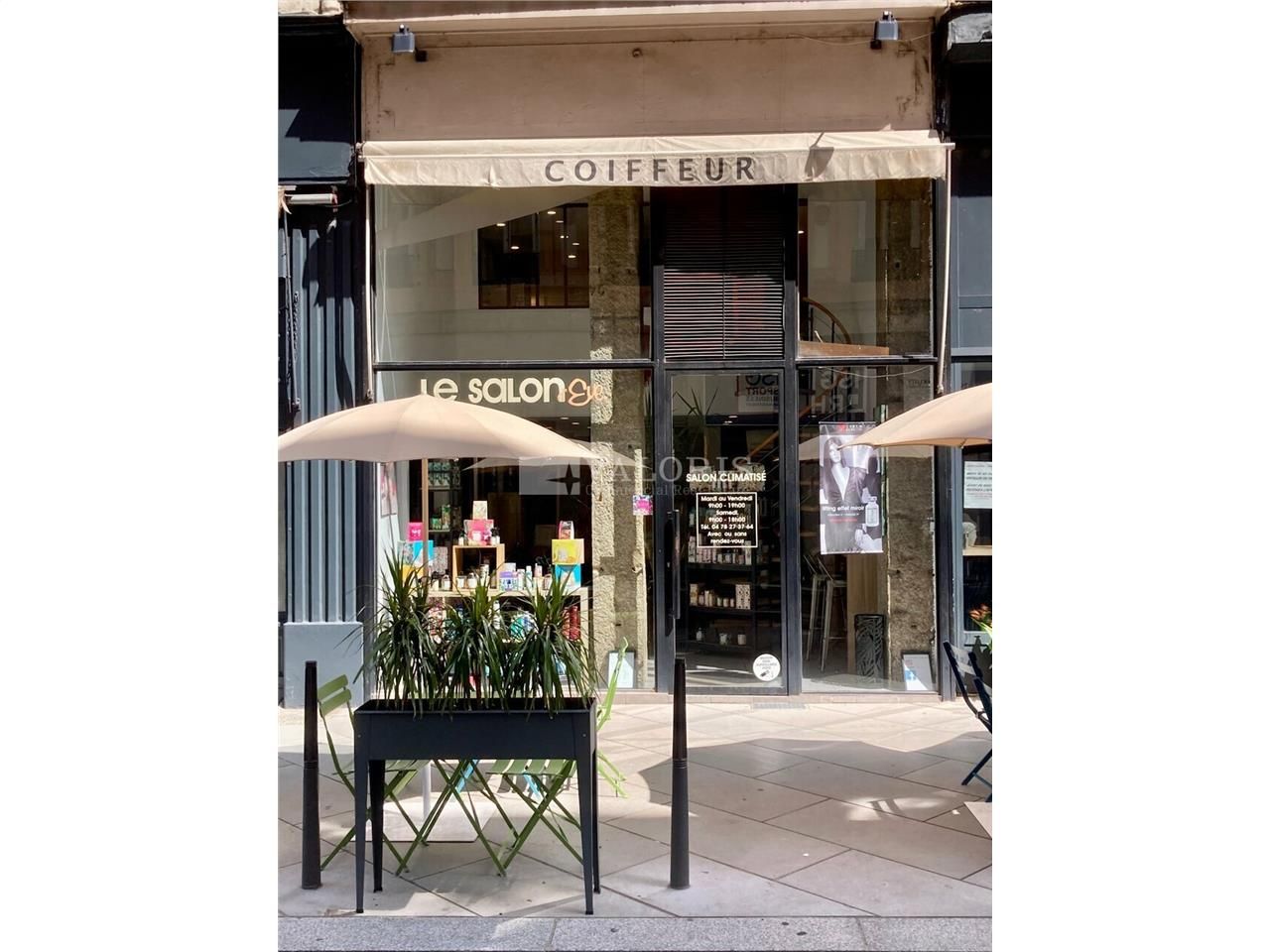 Valoris Real Estate vous propose un local commercial en rdc situé en presqu'ile dans le 2ème arrondissement, offrant une belle visibilité 