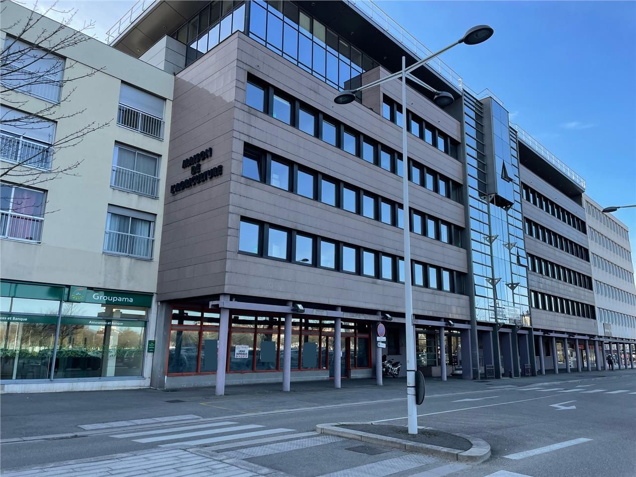 Location commerces 375 m² non divisibles