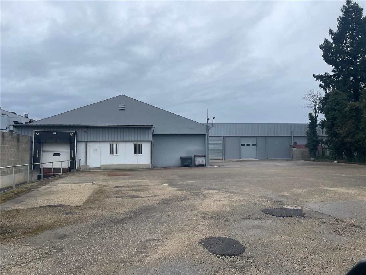 Location entrepots 660 m² non divisibles