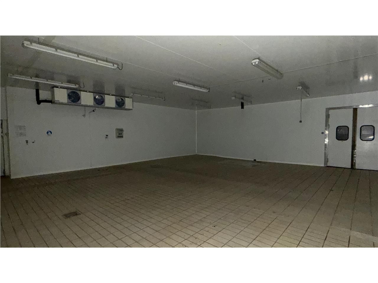 Location entrepots 660 m² non divisibles