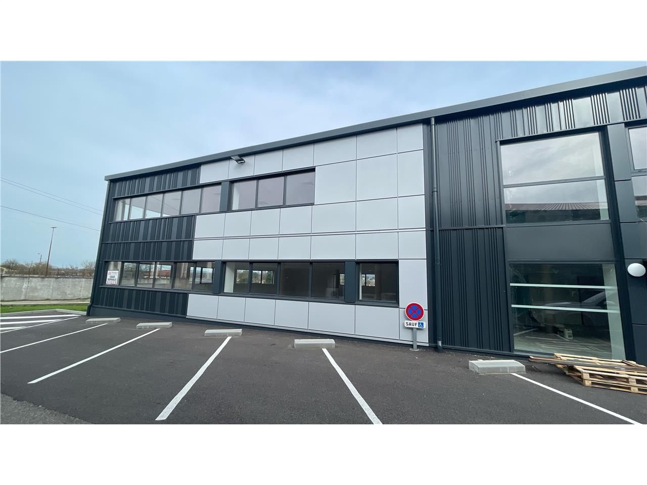 Location bureaux 925 m² divisibles à partir de 142 m²