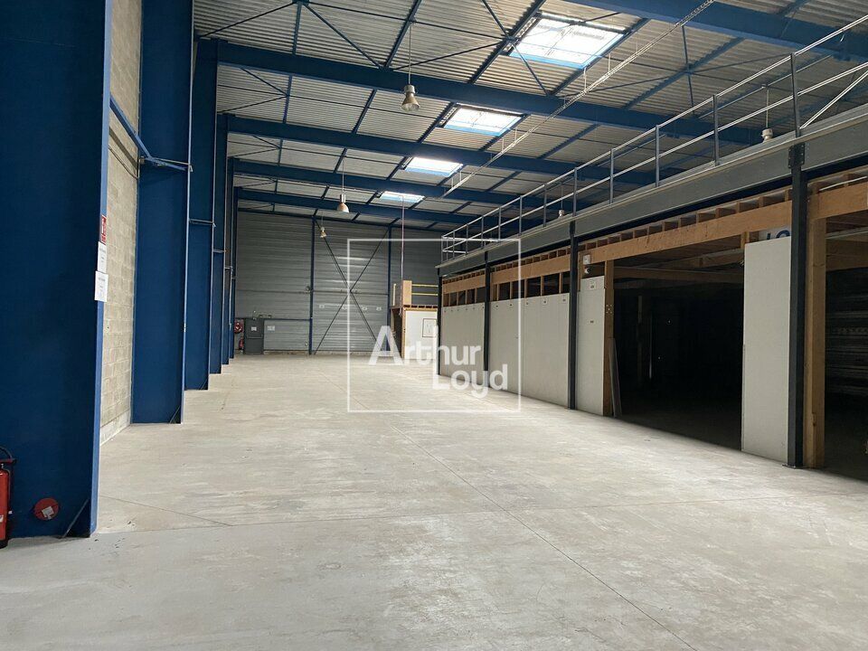 MORANGIS ENTREPOT AVEC COUR A LOUER