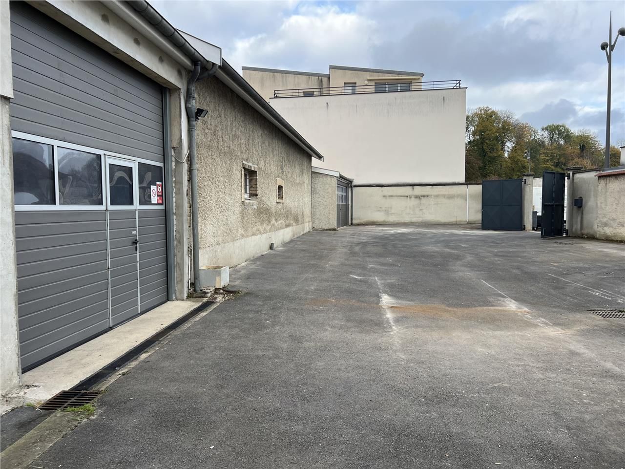Location local commercial 310 m² à Cormontreuil