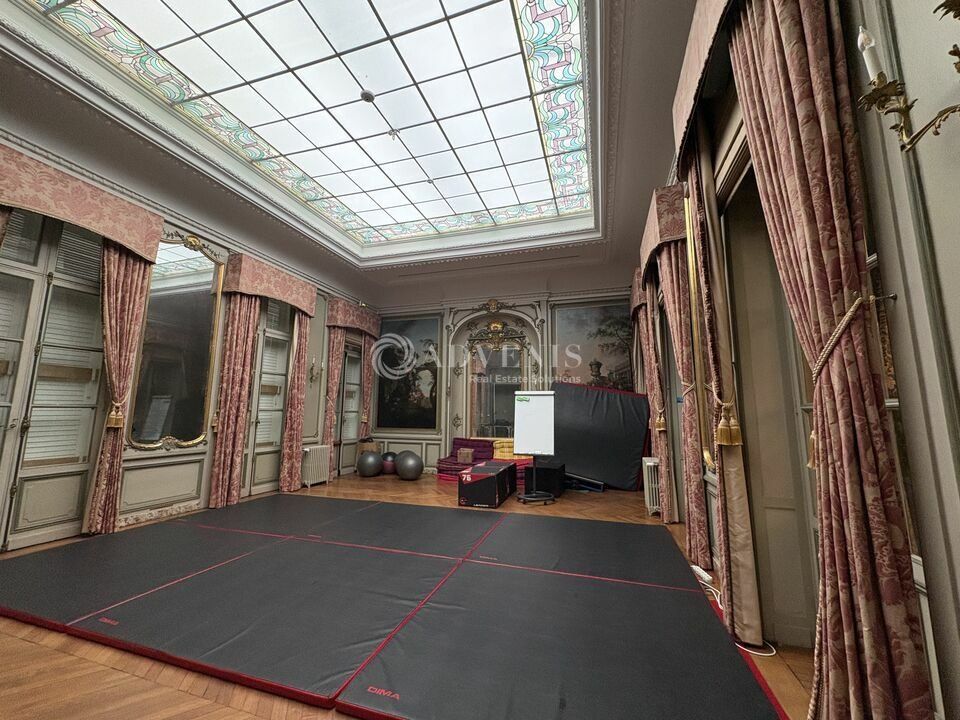 Immeuble indépendant de 1 167 m² environ avec 30 places de parking disponible à la LOCATION.