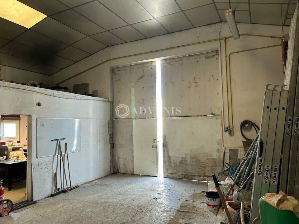 Location local d''activites 300 m² non divisibles