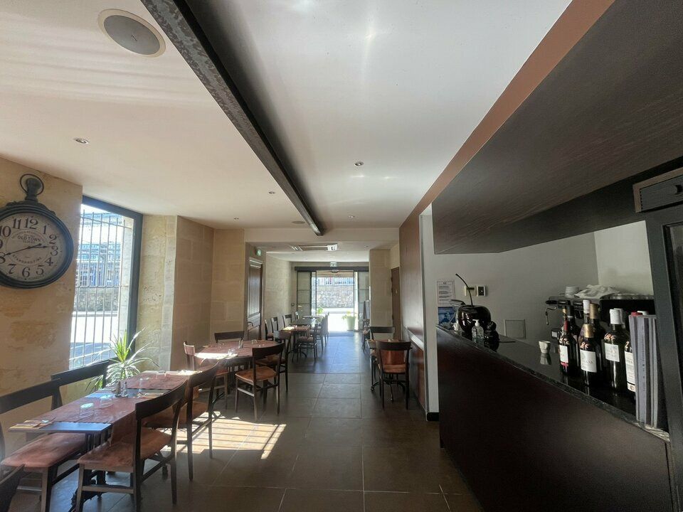 Immeuble en pierre avec restaurant et logement 