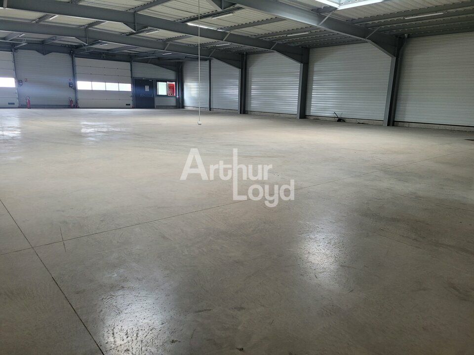 A VENDRE ou à LOUER - Local d'activité de 566 m² + 118m2 de bureaux - Secteur Alpespace