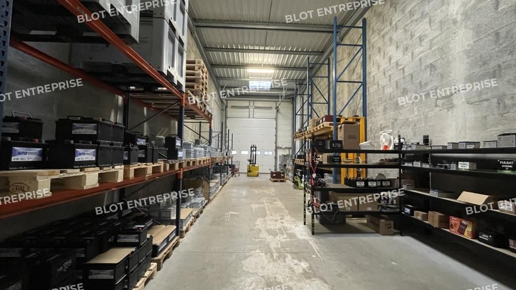 Location entrepôts 149 m² non divisibles