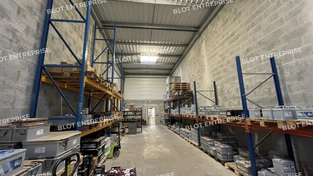 Location entrepôts 149 m² non divisibles