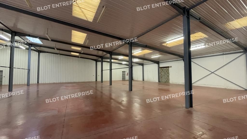 Location entrepôts 951 m² non divisibles