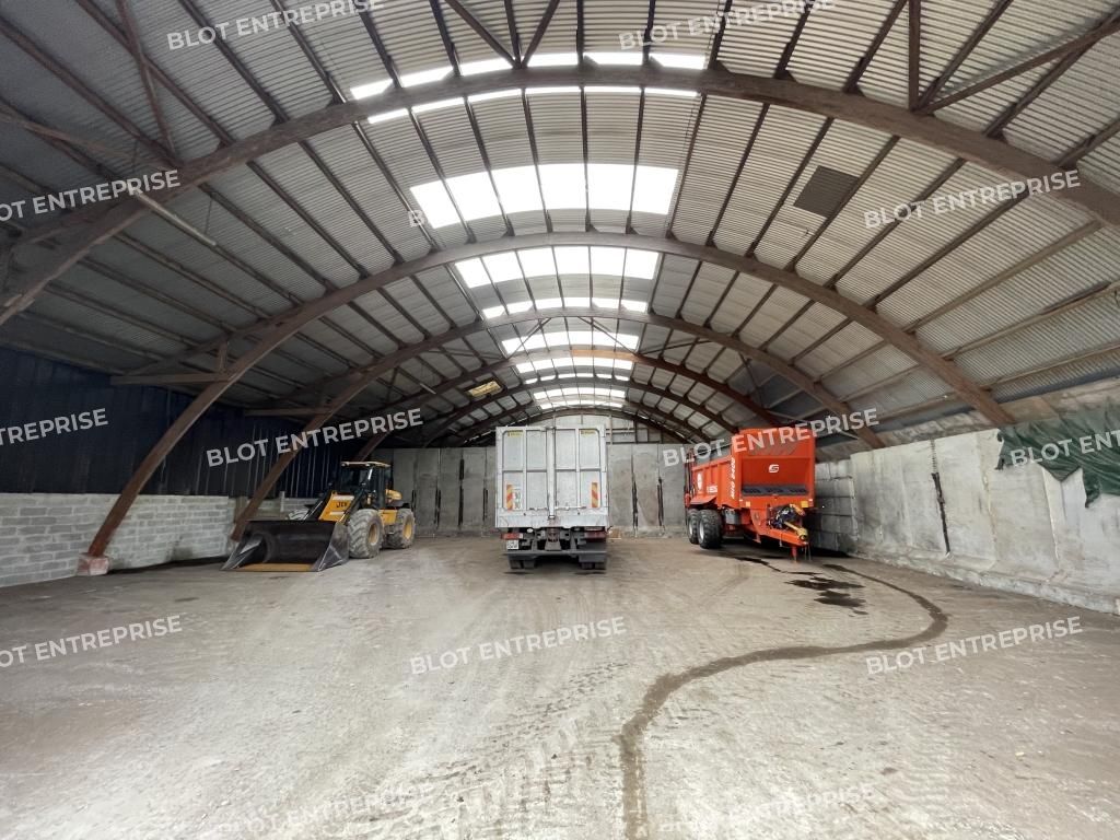 Location entrepôts 670 m² non divisibles