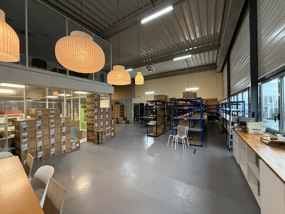 France Locaux vous propose un local d'activité avec mezzanine aménagée en bureaux au sein de la zone d'activité du Bois Moussay et à 5 minutes à pied du RER D Pierrefitte Stains et du T11.