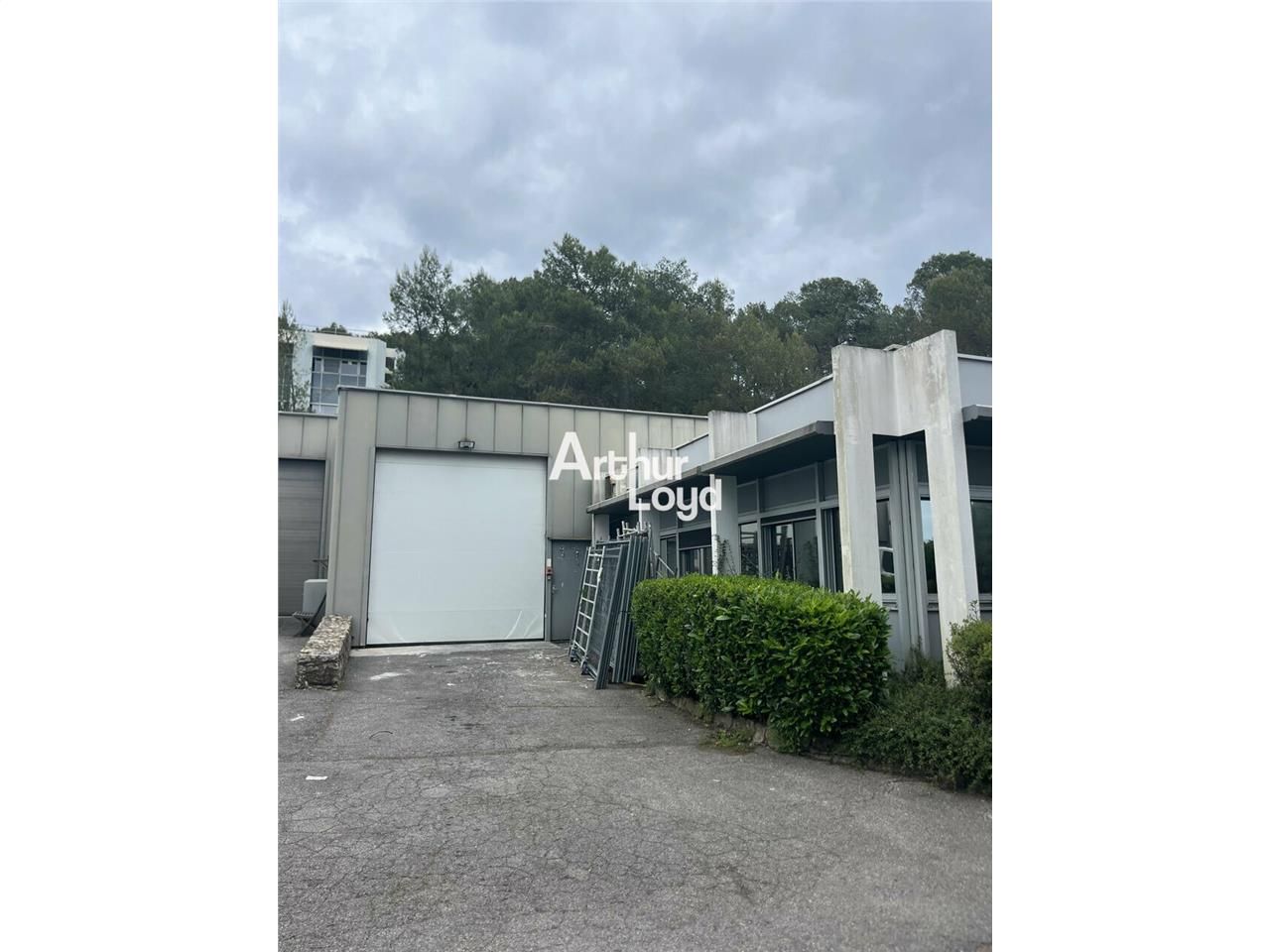 Location local d''activites 320 m² non divisibles