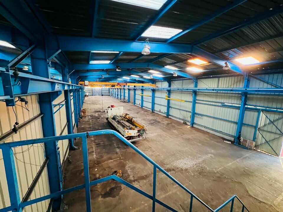 Vente local d''activites 3300 m² divisibles à partir de 1480 m²
