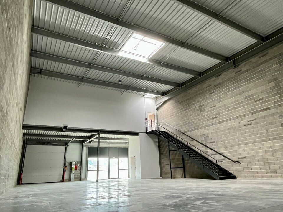 A LOUER - EXCLUSIVITÉ - LOCAUX D'ACTIVITÉS 370 M2