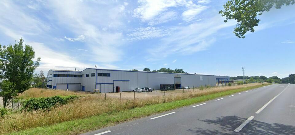 Location local d''activites 3300 m² divisibles à partir de 1480 m²