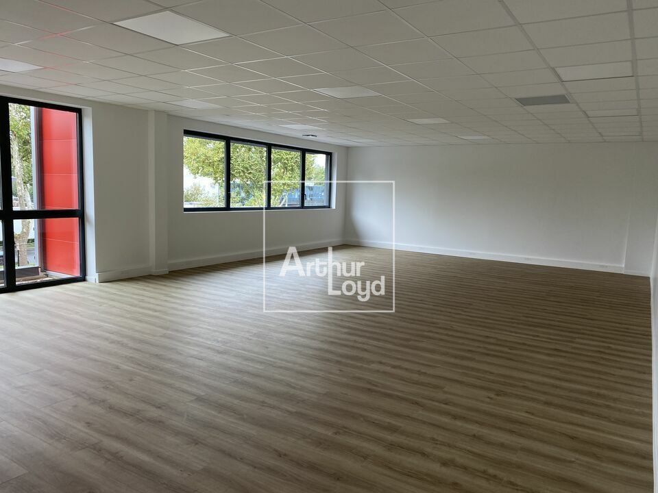 Location local d''activites 7560 m² divisibles à partir de 378 m²
