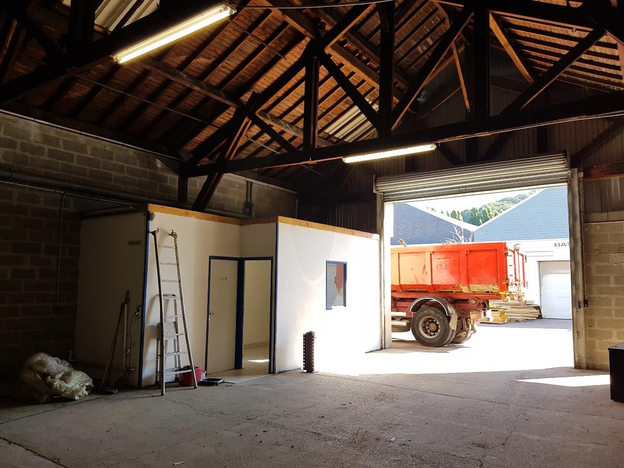 Local dans petite zone artisanale aux portes de Rouen.