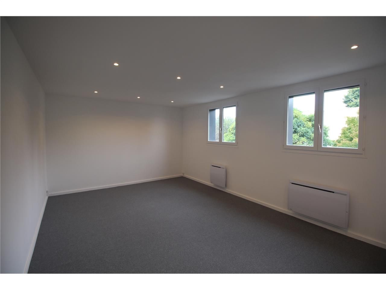 Location local 128 m² à MOISSY CRAMAYEL