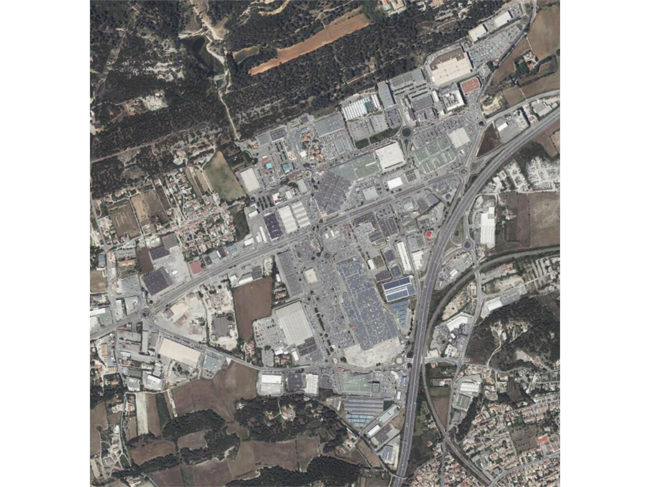 LOCATION LOCAL COMMERCIAL 990 m2 CABRIES PLAN DE CAMPAGNE EMPLACEMENT N°1