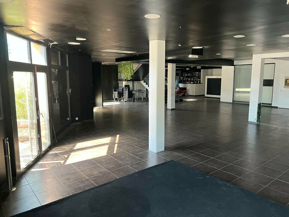 LOCATION LOCAL COMMERCIAL DE 513 M2 À AIX EN PROVENCE