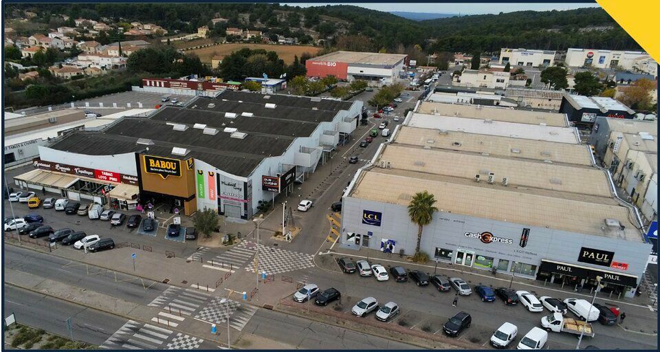 LOCATION LOCAL COMMERCIAL 353M2 AUX PENNES MIRABEAU 