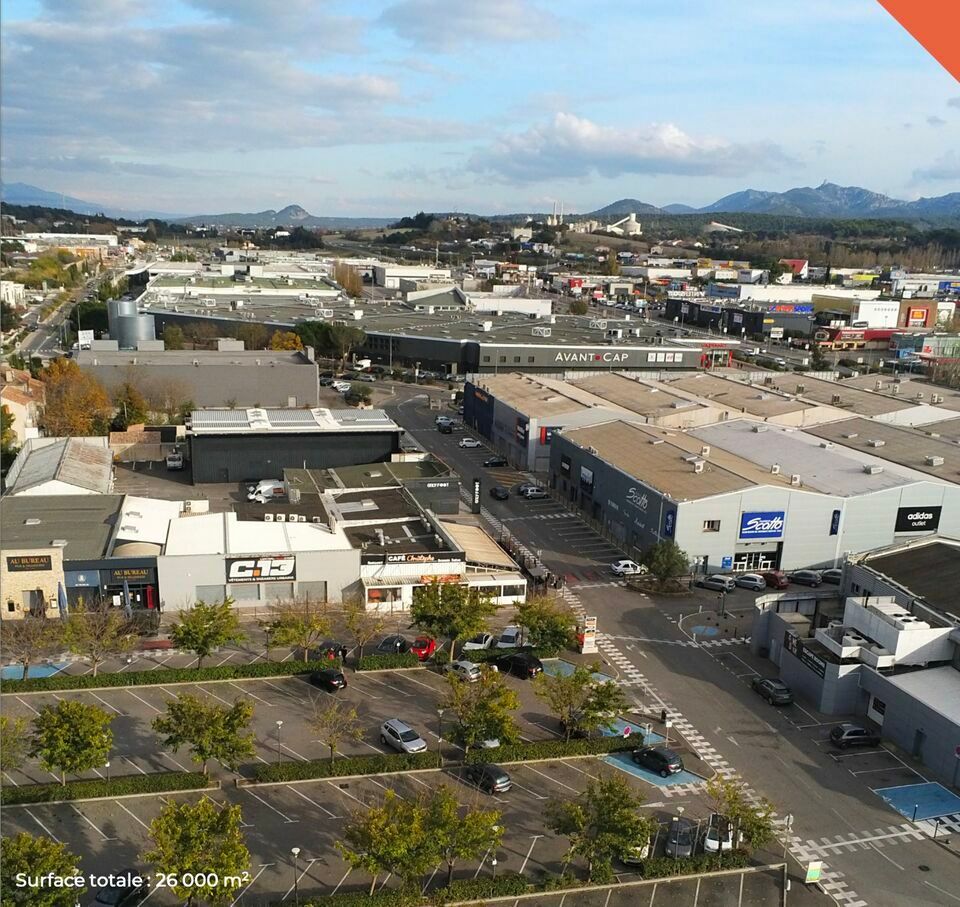 LOCATION LOCAL COMMERCIAL 712 m2 AUX PENNES MIRABEAU 