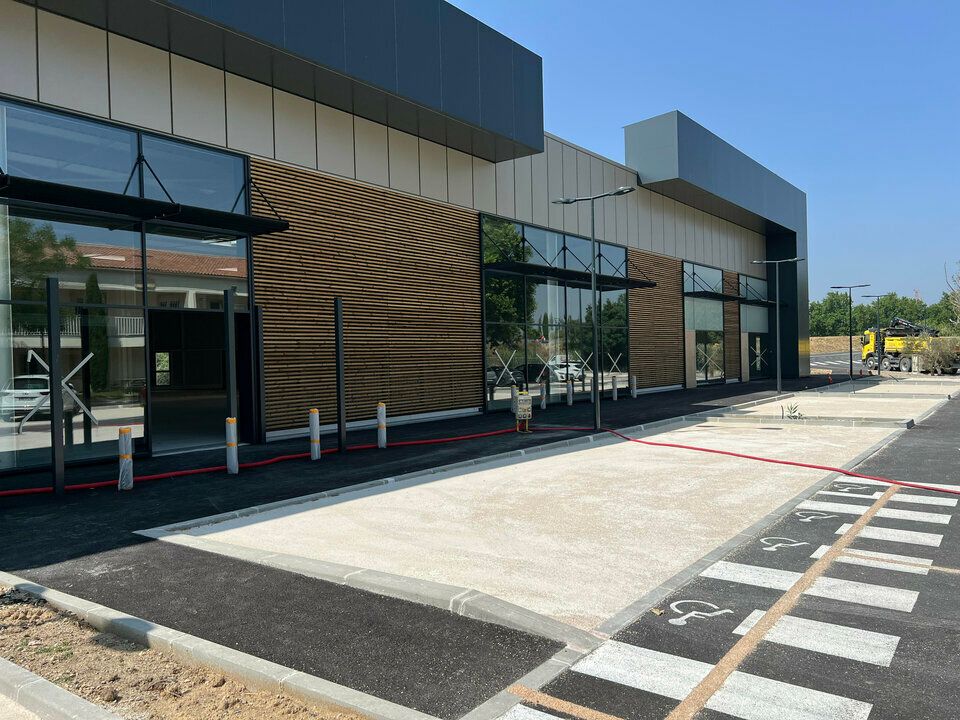 Location local commercial 310 m² divisibles à partir de 105 m²