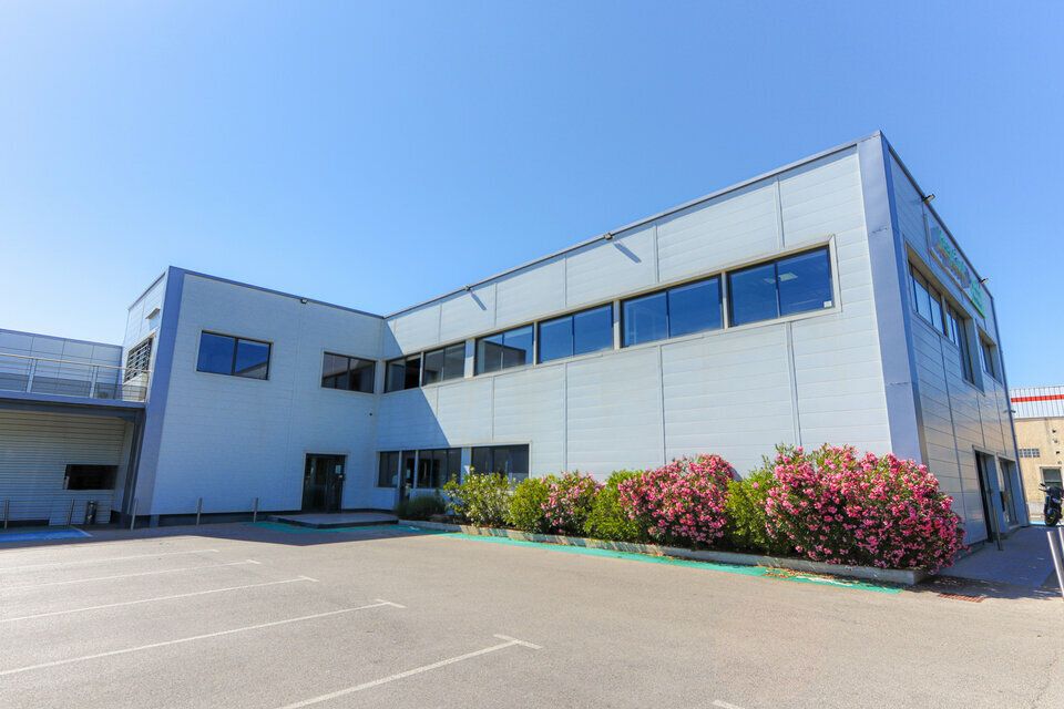 LOCATION LOCAL COMMERCIAL 380m2 EGUILLES 