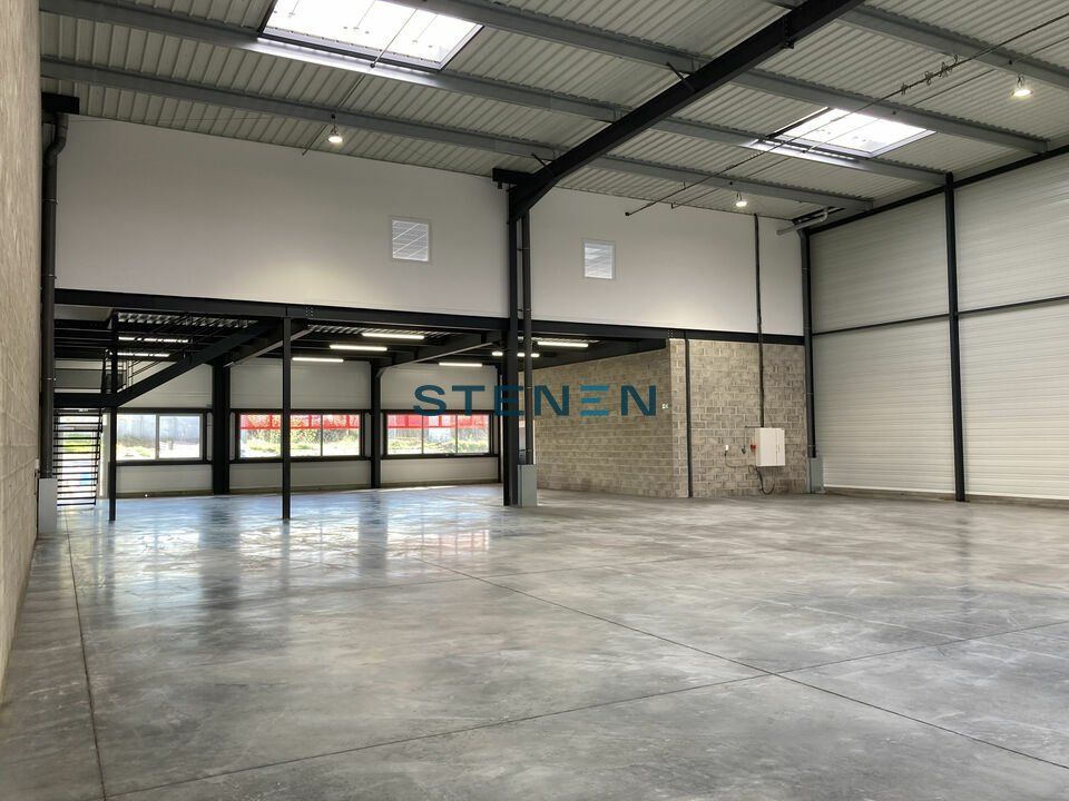 Vente local d''activites 1555 m² divisibles à partir de 464 m²