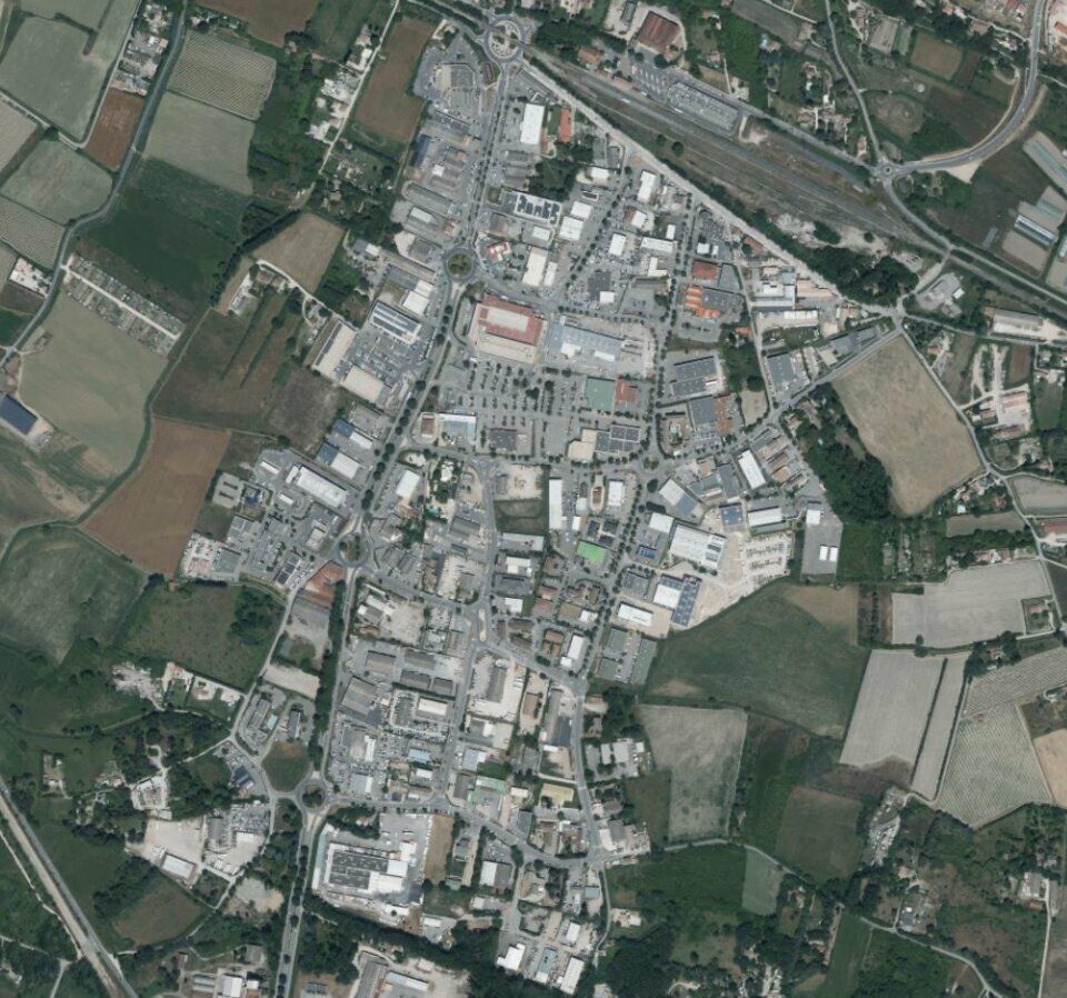 LOCATION LOCAL COMMERCIAL 620 m2 PERTUIS