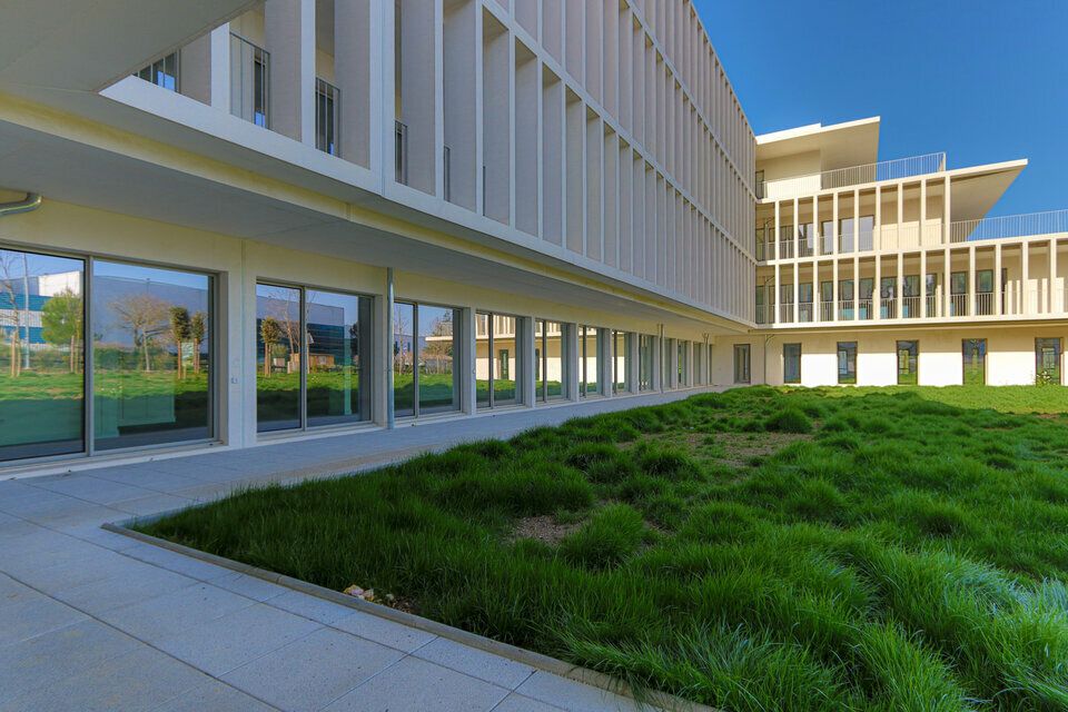 A LOUER BUREAU 914,70M² À AIX-EN-PROVENCE