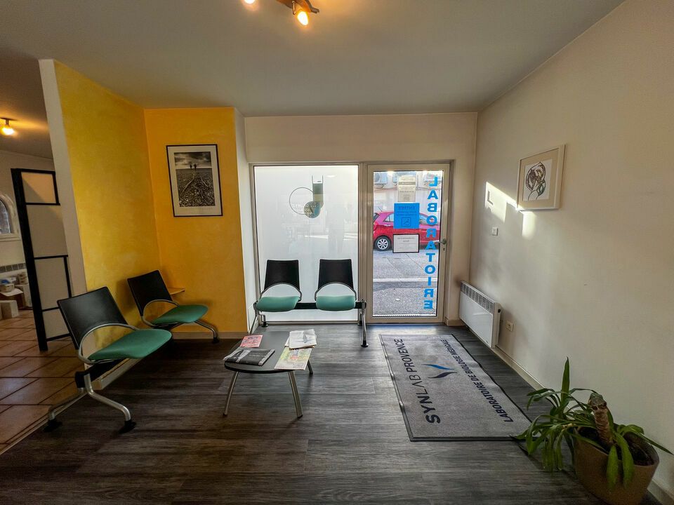 Location local commercial 300 m² divisibles à partir de 150 m²