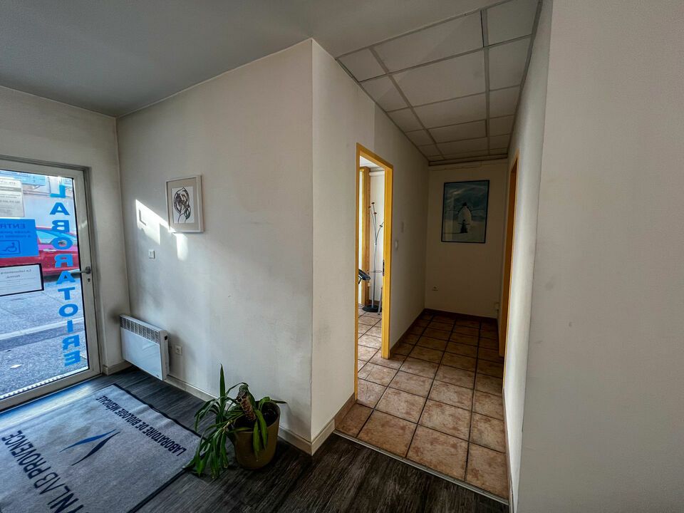 À LOUER - COMMERCE 300M² DIVISIBLE - COUSTELLET