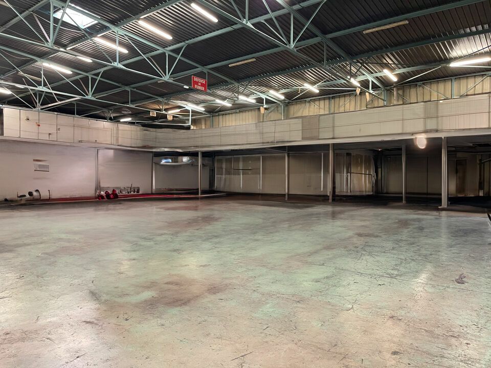 Location local d''activites 2092 m² non divisibles