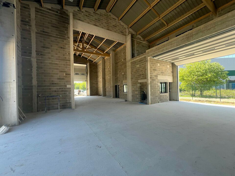 Location local d''activites 380 m² divisibles à partir de 140 m²