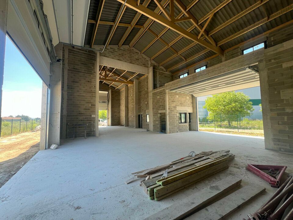 LOCATION MIXTE ACTIVITÉ - BUREAUX DE 380 M2 - ROGNAC 
