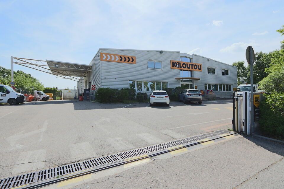 Location local d''activites 1300 m² non divisibles