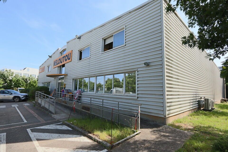 À LOUER - BÂTIMENT 1300 M² -  AIX-EN-PROVENCE