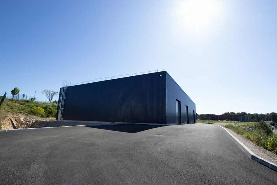 Location local d''activites 1255.02 m² divisibles à partir de 243 m²