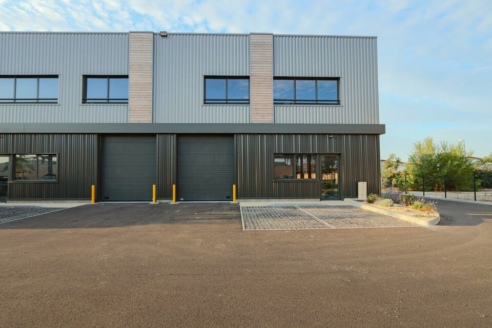 Location local d''activites 997 m² divisibles à partir de 330 m²