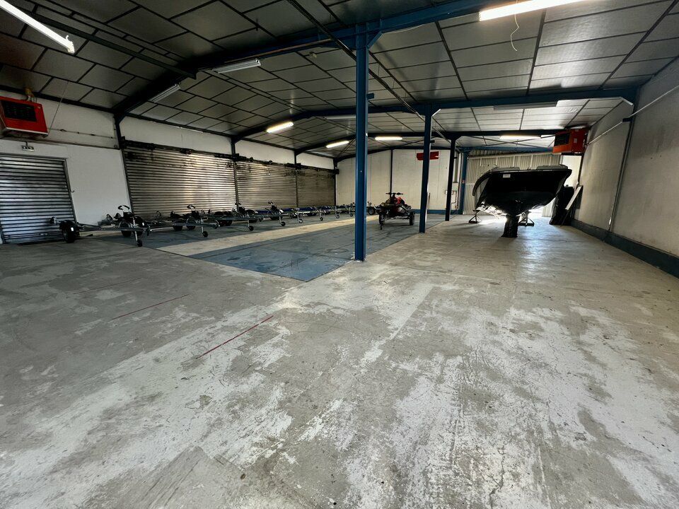 À LOUER - LOCAL COMMERCIAL 600 M² - LE PONTET