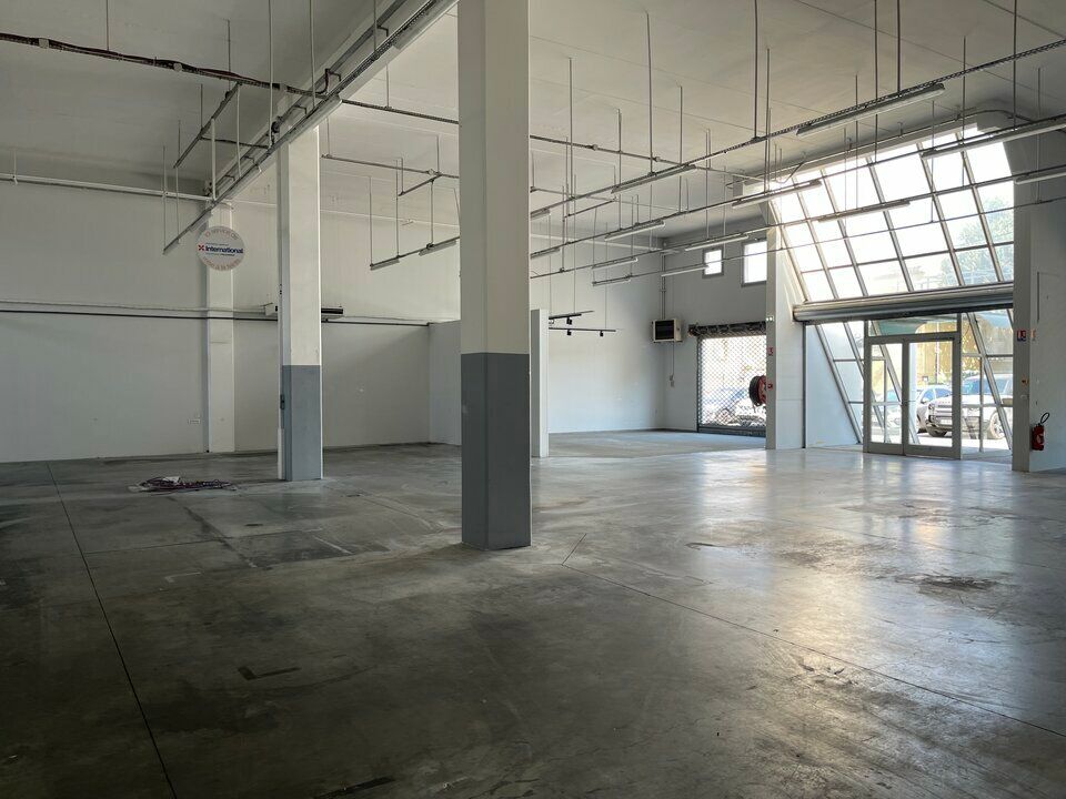 Location local commercial 900 m² divisibles à partir de 450 m²