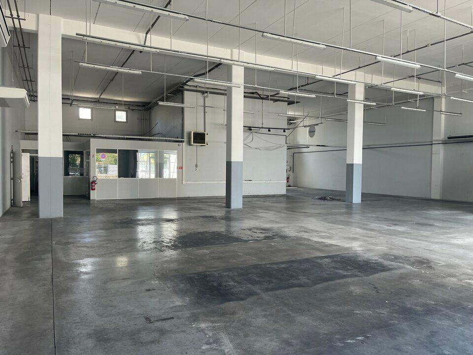 LOCATION LOCAL COMMERCIAL 900M2 DIVISIBLE A PARTIR DE 425M2 A AUBAGNE