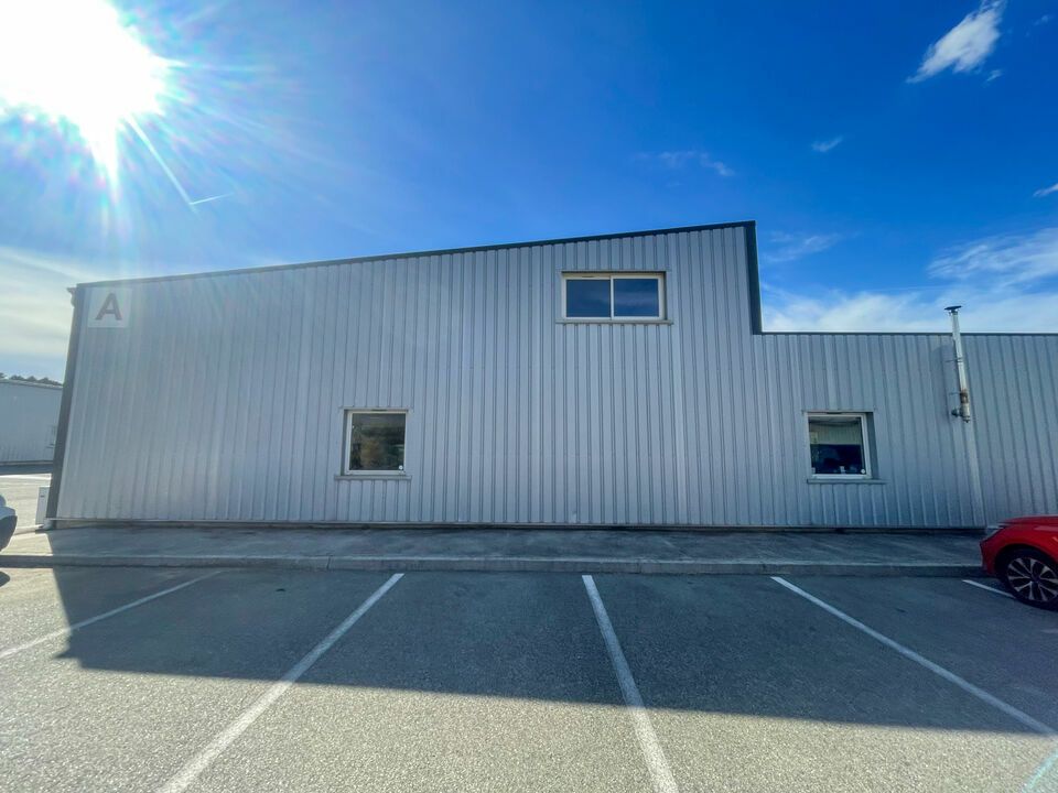 LOCAL D'ACTIVITÉ À PROXIMITÉ DE PERTUIS 