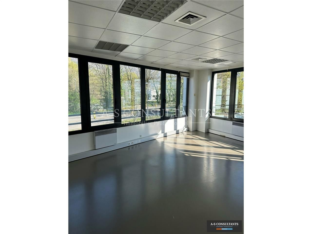A LOUER - MEYLAN, proximité de GRENOBLE (38240) - surface de bureaux de 150 m² environ, prêts à l'emploi, locaux climatisés, stationnement aisé.