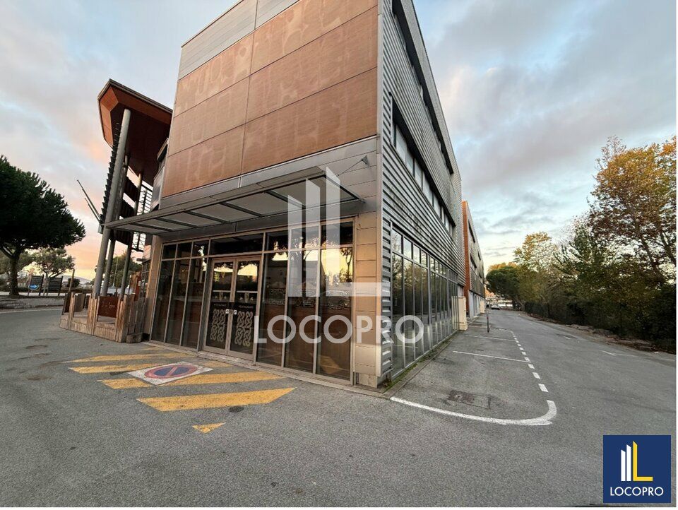 Local commercial d'environ 540m2 Frejus