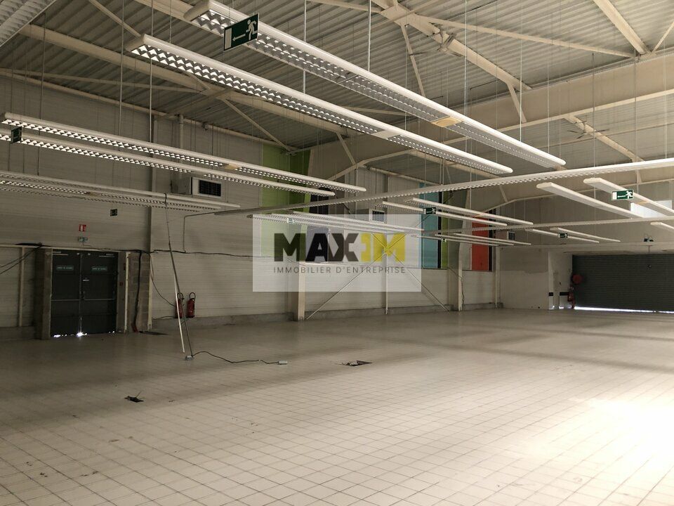 Belle visibilité depuis l'autoroute A6 pour ce local offrant de nombreuses possibilités