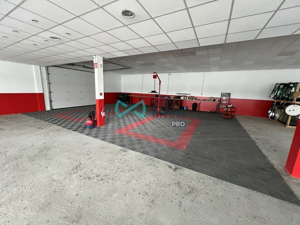 À louer – Local commercial de 1 000 m² avec grande vitrine et parking privatif