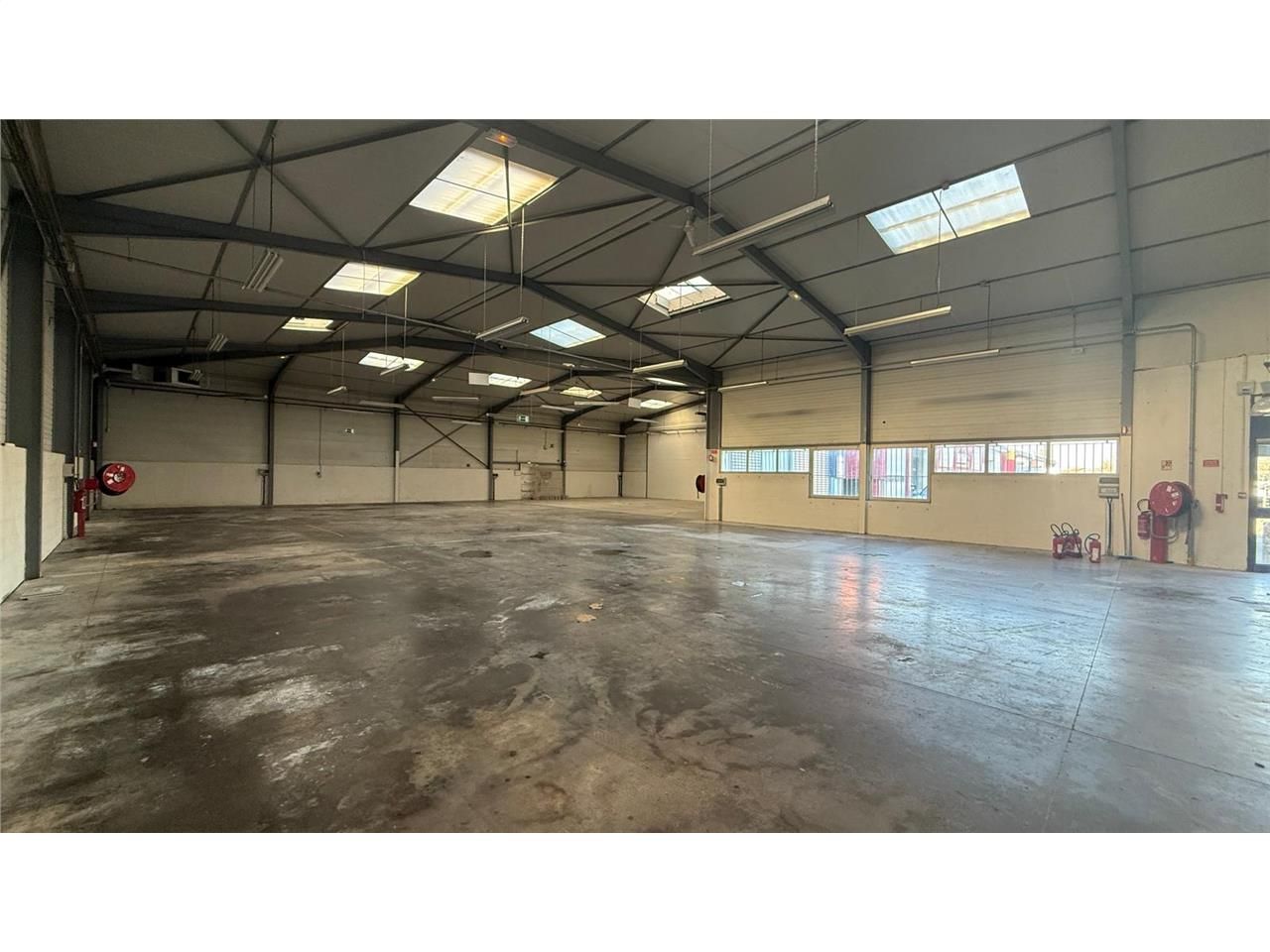 Location entrepots 708 m² non divisibles
